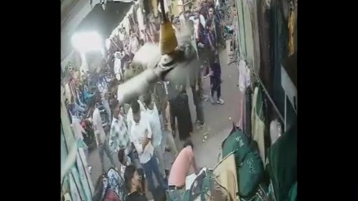 लखनऊ में थाना प्रभारी सुनील कुमार ने कई दुकानदारों को लगाए थप्पड़, वीडियो देख हैरान रह जाएंगे