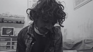 मेरी लैला को बुलवा दो... झांसी रेलवे स्टेशन पर खून से लथपथ मिला ये युवक कौन, बार-बार कह रहा था एक ही बात Jhansi News