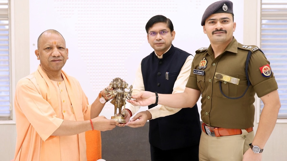 संभल DM राजेंद्र पेंसिया और SP कृष्ण बिश्नोई लखनऊ में CM योगी से मिले, 24 नवंबर से पहले क्यों हुई ये मुलाकात
