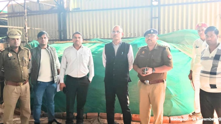 दिल्ली में हुए ब्लास्ट के बाद आगरा में हुई बड़ी कार्रवाई, 2 फैक्ट्रियों से 1535 बैग अमोनियम नाइट्रेट बरामद UP Tak
