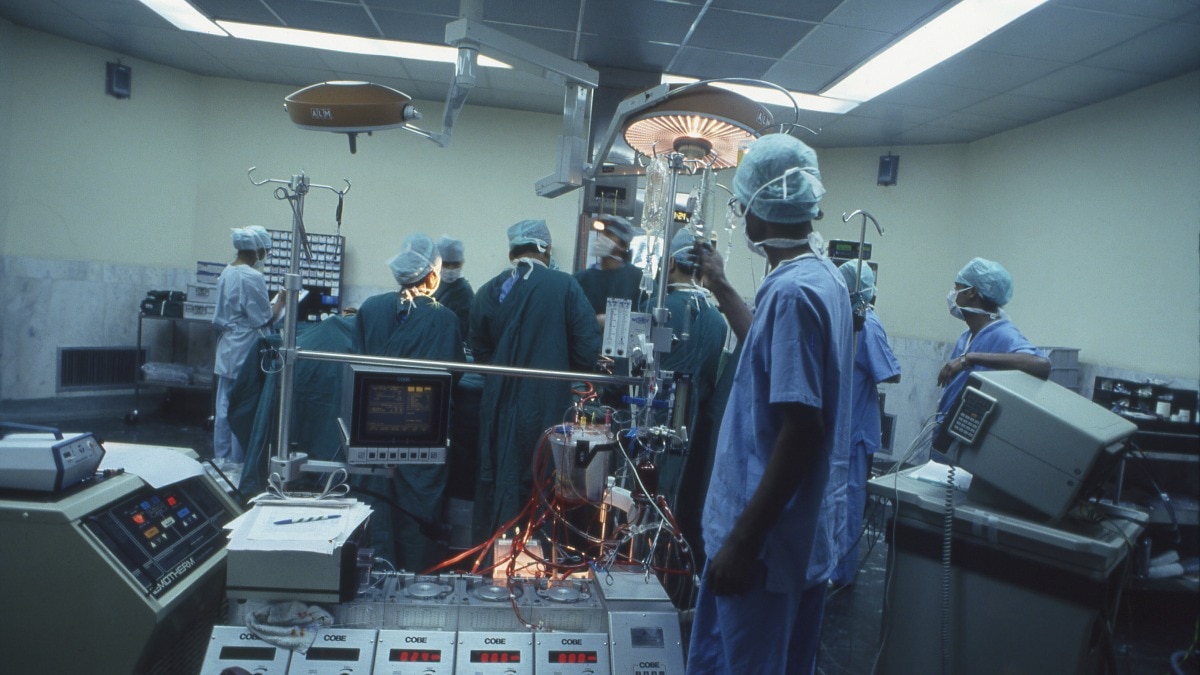 सिजेरियन डिलीवरी के समय डॉक्टरों ने महिला के गर्भाशय में छोड़ा गौज पेड, डेढ़ महीने बाद पेशाब करते वक्त निकला