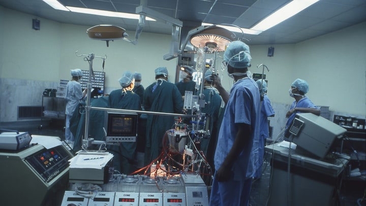 सिजेरियन डिलीवरी के समय डॉक्टरों ने महिला के गर्भाशय में छोड़ा गौज पेड, डेढ़ महीने बाद पेशाब करते वक्त निकला लखनऊ में डॉक्टरों से हुई बड़ी लापरवाही