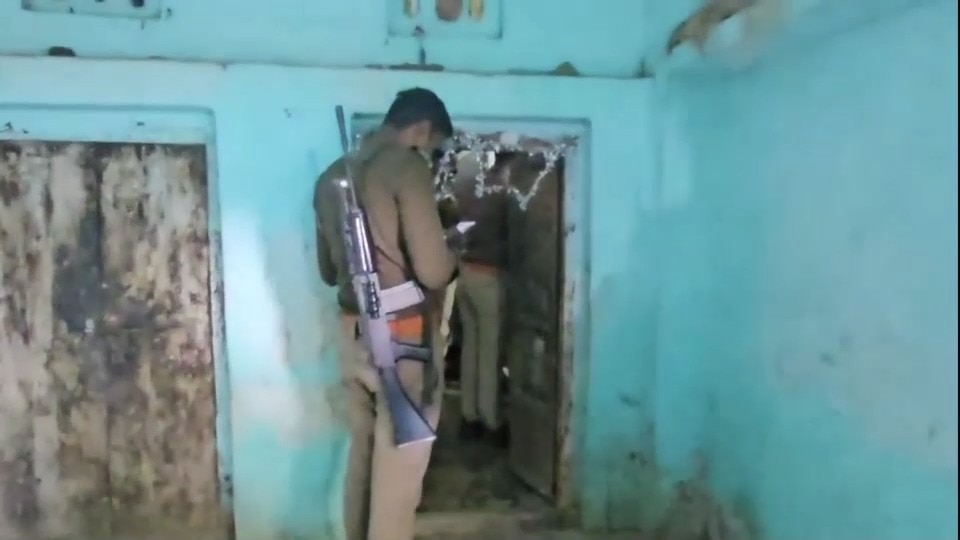 श्रावस्ती में रोज अली पत्नी और 3 बच्चों संग रात में सोने गया, सुबह पांचों की लाश कमरे से निकली, डरावना था नजारा