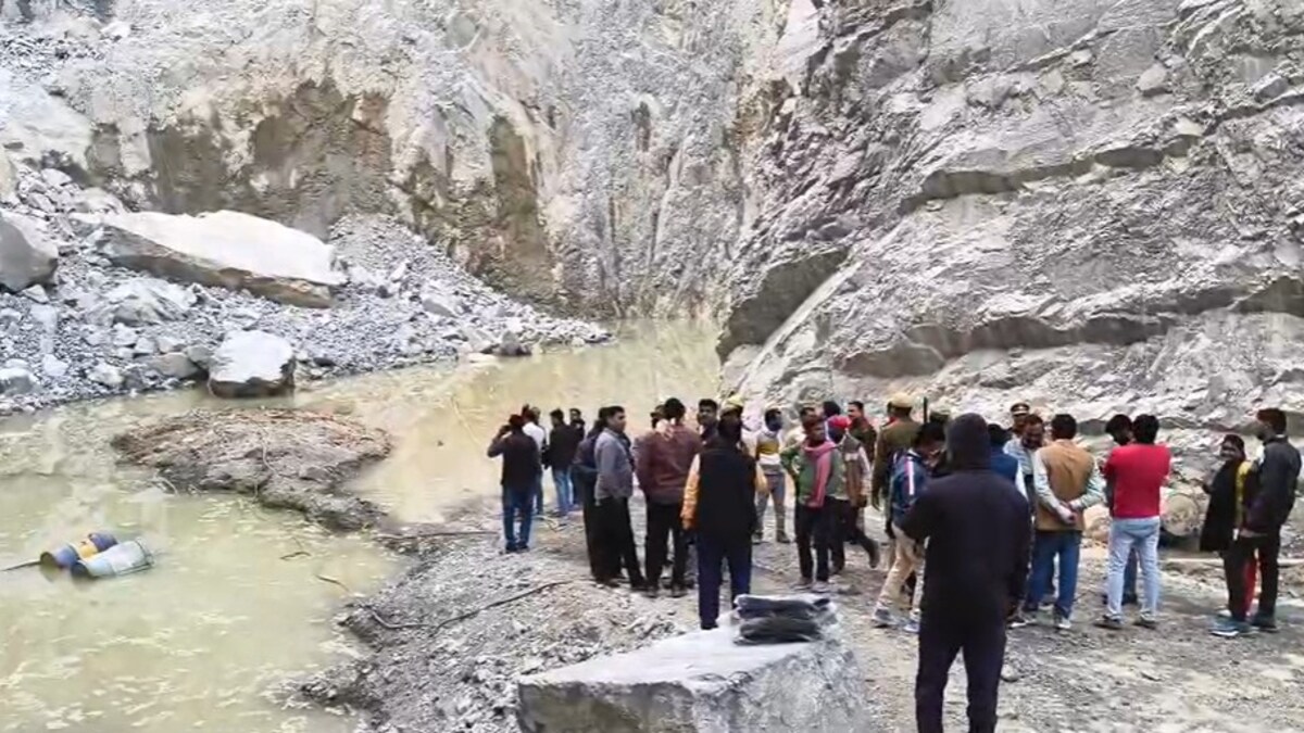 Breaking News: सोनभद्र में पत्थर खदान में पहाड़ी का बड़ा हिस्सा दरका, कई मजदूर मलबे में दबे Sonbhadra Breaking News