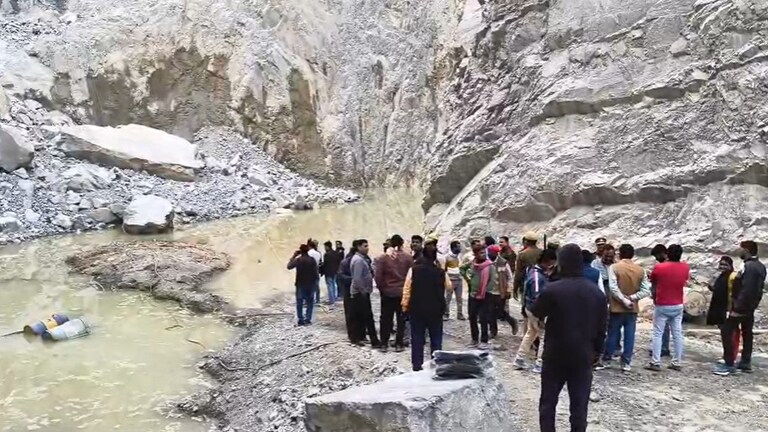 Breaking News: सोनभद्र में पत्थर खदान में पहाड़ी का बड़ा हिस्सा दरका, कई मजदूर मलबे में दबे Sonbhadra Breaking News