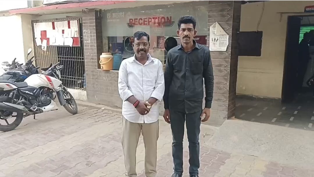 बाएं  फर्जी विधायक विनोद कुमार 