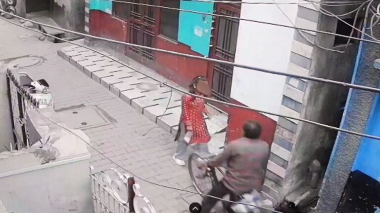 मुरादाबाद में 13 साल की बच्ची के साथ अधेड़ इब्राहिम ने की गंदी हरकत! सामने से आ रही थी वो और ये जा रहा था साइकिल पर Moradabad Molestation CCTV