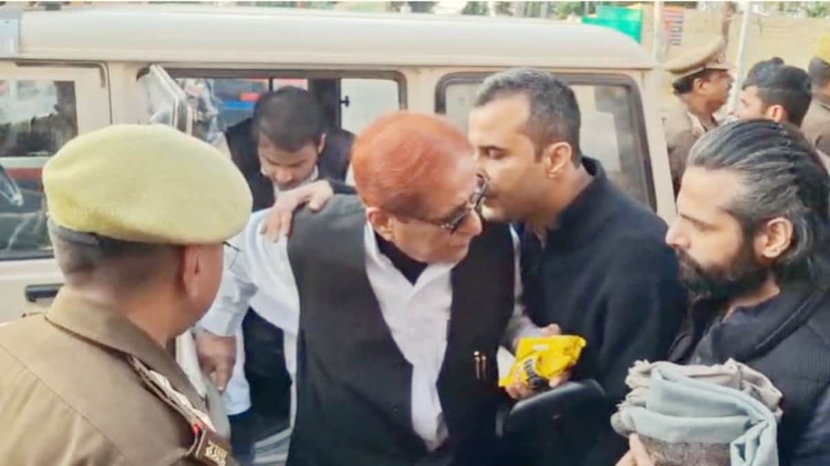 बड़े बेटे अदीब ने चूमा पिता आजम खान को... सजा मिलने के बाद रामपुर जेल के सामने गजब का नजारा दिखा Azam Khan, Azam Khan News, Abdullah Azam Khan, Abdullah Khan, Rampur News, Rampur, UP News, आजम खान, आजम खान न्यूज, अब्दुल्लाह आजम खान, अब्दुल्लाह खान, रामपुर न्यूज, रामपुर, यूपी न्यूज