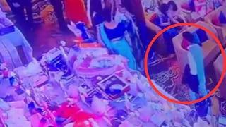 कोट-पेंट पहन पार्टी में घुसा युवक, आराम से बैठा सोफे पर... उसकी इस हरकत को देख महिला चिल्लाई फिर असलियत पता चली UP Tak