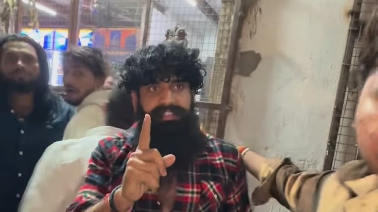 धीरेंद्र शास्त्री इफेक्ट! वृंदावन में शराब दुकान ही बंद करा दी, ये कराने वाला दक्ष चौधरी कौन? Daksh Chaudhary