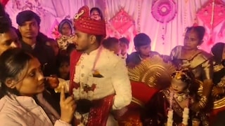 आनंद शर्मा दूल्हा बन स्टेज पर कर रहा था दुल्हन का इंतजार, तभी गुजरात से आ गई रेशमा फिर मच गया गदर UP Tak