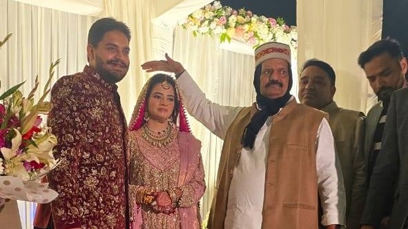 अब्बास और उनकी पत्नी फातिमा को आशीर्वाद देते सुधाकर सिंह