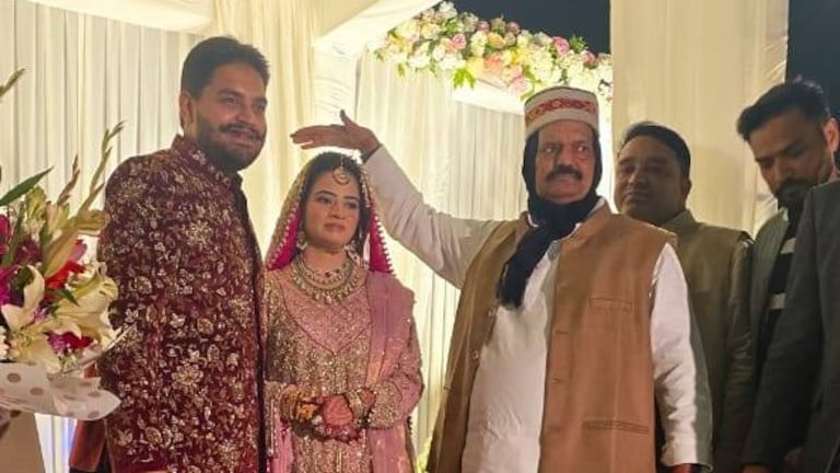 3 दिन पहले मुख्तार अंसारी के बेटे की खुशियों को सेलिब्रेट कर रहे थे सपा विधायक सुधाकर सिंह, खुद किया था ये पोस्ट अब्बास और उनकी पत्नी फातिमा को आशीर्वाद देते सुधाकर सिंह