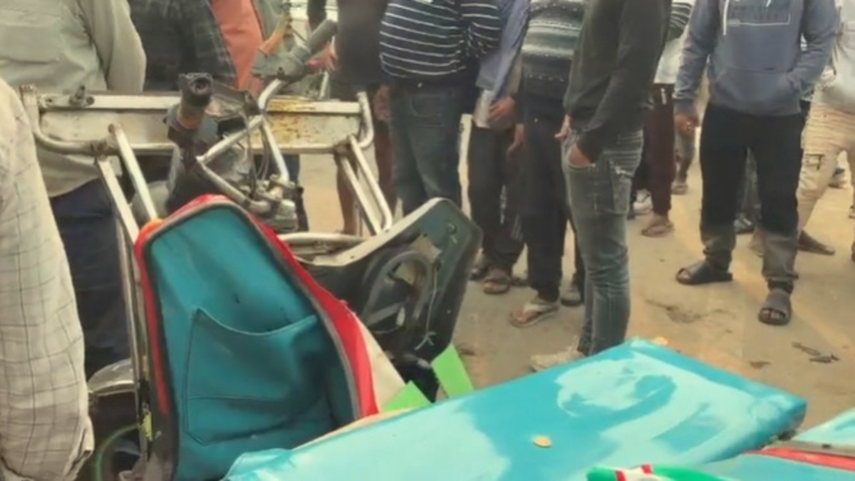 Mau, Mau News, Mau Road Accident, Mau Police, Mau Accident, UP News, मऊ, मऊ न्यूज, मऊ सड़क हादसा, मऊ पुलिस, मऊ हादसा, यूपी न्यूज