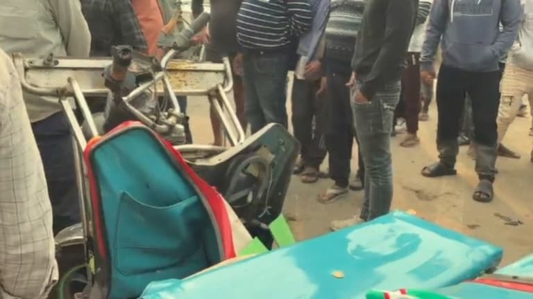 मऊ में कैसे हो गई ई रिक्शा और रोडवेज बस की भिड़ंत? मौके पर 3 की मौत 7 गंभीर घायल, तस्वीरें दहला देंगी Mau, Mau News, Mau Road Accident, Mau Police, Mau Accident, UP News, मऊ, मऊ न्यूज, मऊ सड़क हादसा, मऊ पुलिस, मऊ हादसा, यूपी न्यूज