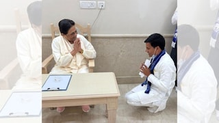 बसपा सुप्रीमो मायावती के पास जमीन पर बैठे विधायक की तस्वीर वायरल, क्या है इनकी कहानी? UP Tak