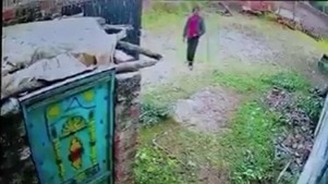 घर में अकेली थी लड़की, अचानक घुस आया कबाड़ी... प्राइवेट पार्ट संग करने लगा अश्लील हरकत