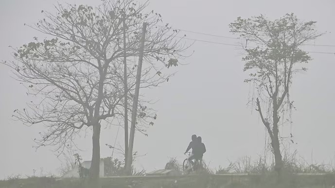 UP Weather Update: यूपी में मौसम विभाग ने ठंड को लेकर जारी किया नया अपडेट, इन जिलों में जमकर पड़ रहा कोहरा 