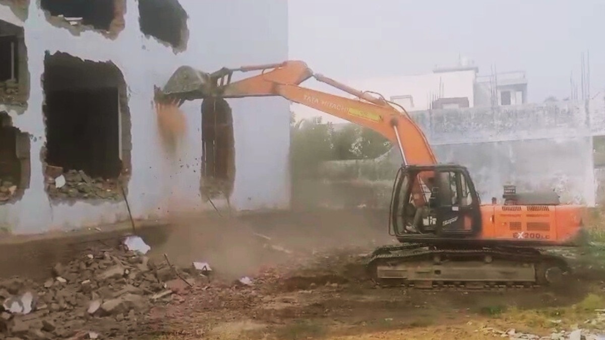 बरेली में मोहम्मद आरिफ की 16 दुकानों वाली दो मंजिला कॉमर्शियल बिल्डिंग बुलडोजर से ध्वस्त, कौन हैं ये?