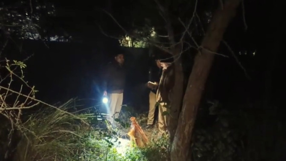 हापुड़ की पॉश प्रीत बिहार कॉलोनी में कुत्ते लेकर आ गए सिर और हाथ, फिर दिखाई दिया दिल दहलाने वाला मंजर