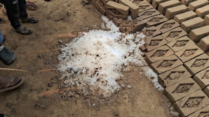 बदायूं में सोमेंद्र यादव कर रहे थे मजदूरी तभी आसमान से गिरी 20-25 किलो की बर्फ की सिल्ली! उसने क्या देखा? Budaun Ice Fall news