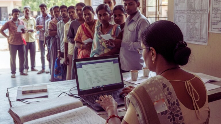 SIR का काम करते करते नोएडा में सरकारी टीचर ने दे दिया इस्तीफा! कौन हैं ये पिंकी सिंह क्या है इनकी कहानी? सांकेतिक तस्वीर: BLO पिंकी सिंह ने दिया इस्तीफा
