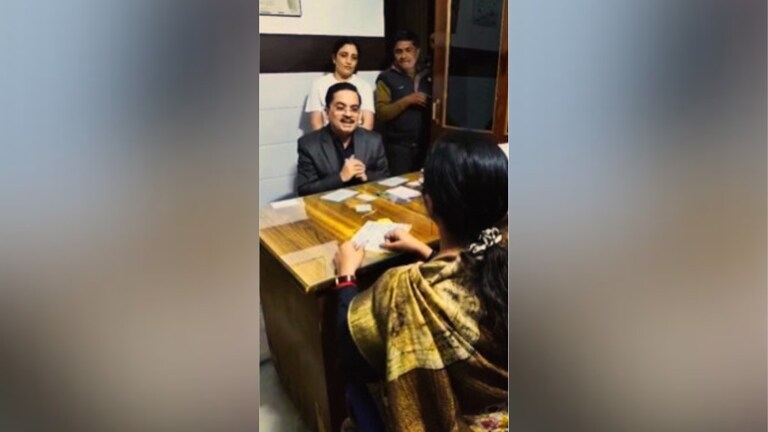 मुजफ्फरनगर में तैनात सीएमओ सुनील तेवतिया बिजनौर के टॉयलेट में छिपते पकड़े गए! ऐसा वहां क्या हो गया? Bijnor, Bijnor News, Muzaffarnagar, Muzaffarnagar CMO, UP News, UP Viral News, बिजनौर, बिजनौर न्यूज, मुजफ्फरनगर, मुजफ्फरनगर सीएमओ, यूपी न्यूज, यूपी वायरल न्यूज