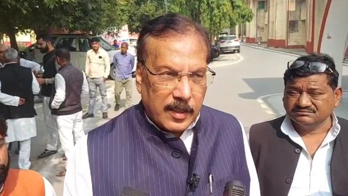 सपा सांसद राजीव राय सीधे पहुंचे DM के दफ्तर और SIR में गड़बड़ी को लेकर दे दी ये चेतावनी Rajeev Rai