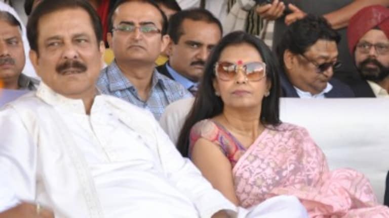 लखनऊ की हाईटेक सहारा सिटी से इस बार क्या-क्या सामान ले गईं सुब्रत रॉय की पत्नी स्वप्ना... लिस्ट देखिए Subrat Roy with Wife Swapna Roy. (File Photo))