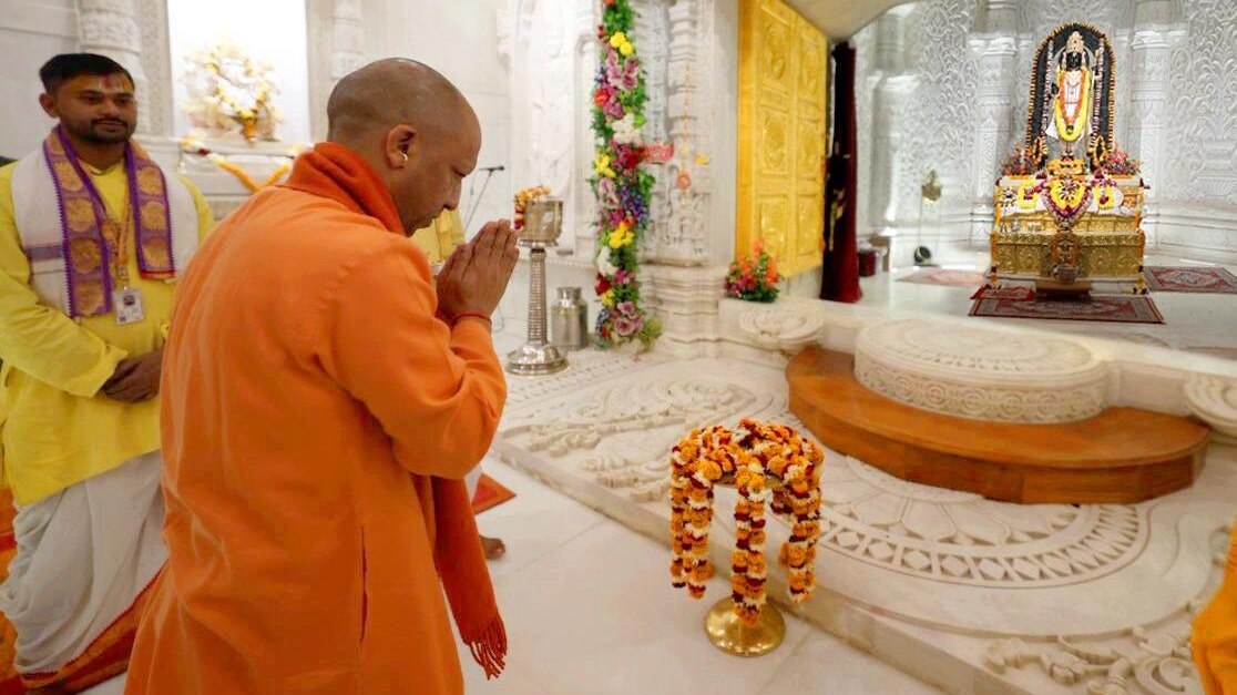रामलला के दर्शन करते हुए सीएम योगी