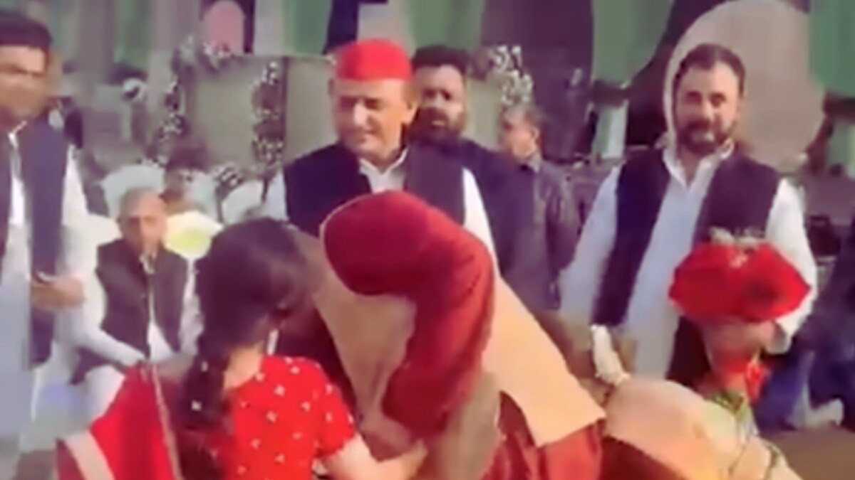 आर्यन की शादी में अखिलेश के सामने आ गए प्रतीक और अपर्णा यादव फिर दिखे परिवार के ये संस्कार akhilesh and prateek together