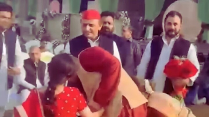 आर्यन की शादी में अखिलेश के सामने आ गए प्रतीक और अपर्णा यादव फिर दिखे परिवार के ये संस्कार akhilesh and prateek together