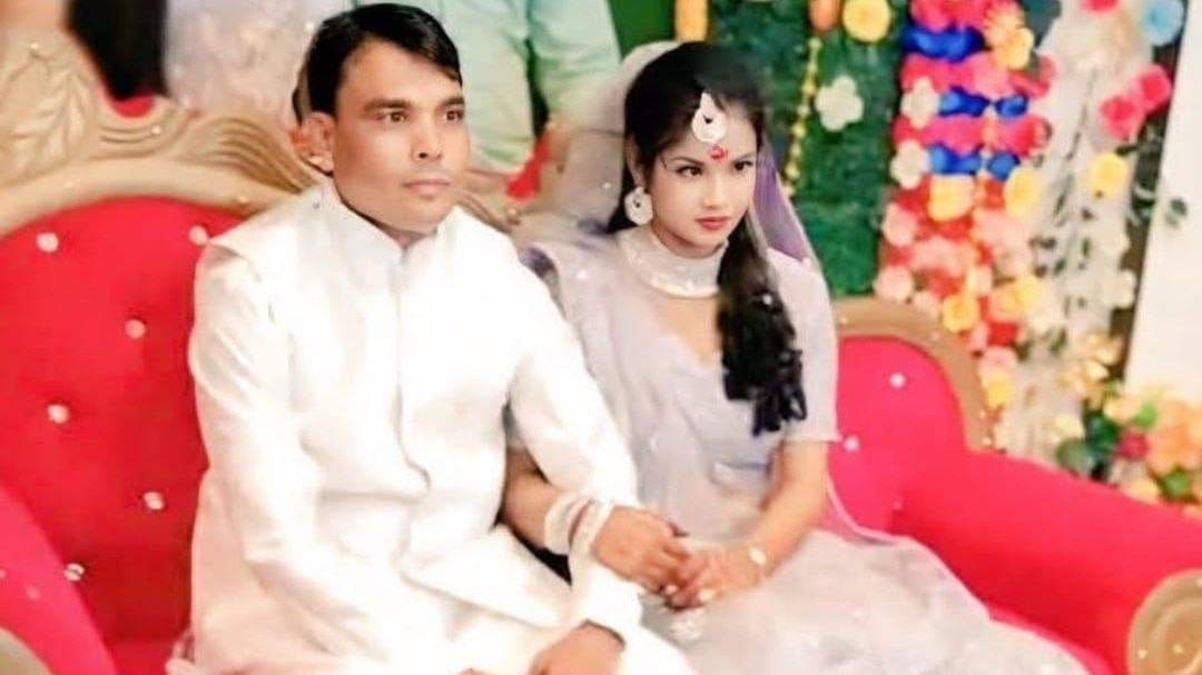 SIR में काम कर रहे लेखपाल सुधीर की 30 घंटे बाद उठ पाई बॉडी, सगाई की ये तस्वीर देख देख चीत्कार कर रहा परिवार