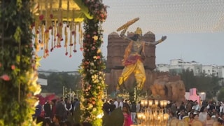 सैफई में आर्यन यादव की शादी में अखिलेश-डिंपल की तस्वीरों में चक्र लिए भगवान की विशाल मूर्ति दिखी, उसकी कहानी क्या? UP Tak