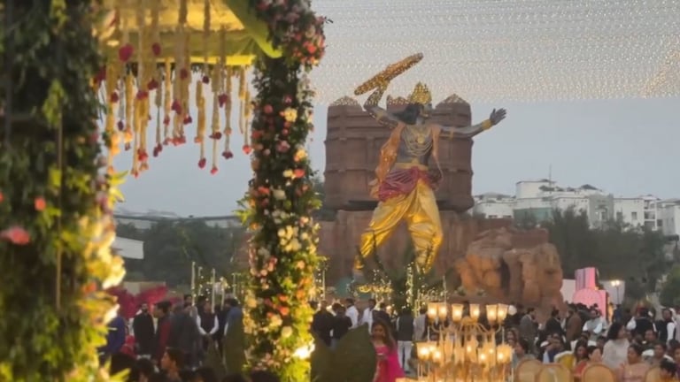 सैफई में आर्यन यादव की शादी में अखिलेश-डिंपल की तस्वीरों में चक्र लिए भगवान की विशाल मूर्ति दिखी, उसकी कहानी क्या? Saifai Aryan Yadav Wedding