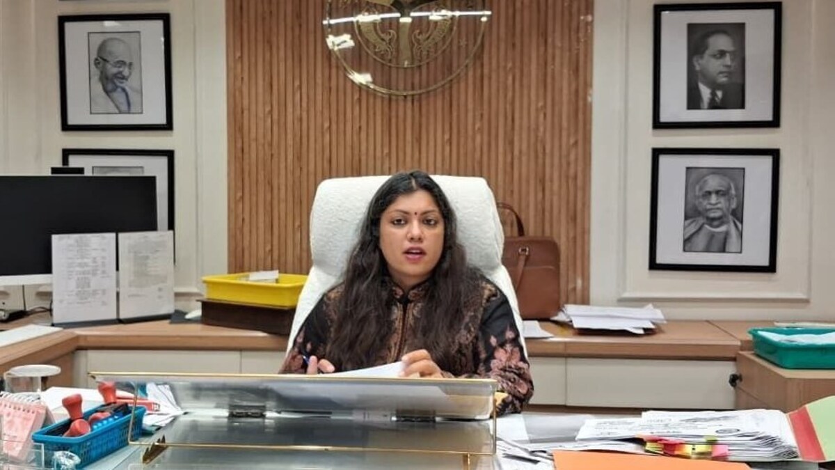 नोएडा में चल रहे SIR के बीच DM मेधा रूपम ने BLO की छुट्टियों को लेकर दिया बड़ा आदेश, अब करना होगा पहले ये काम Noida DM Medha Roopam