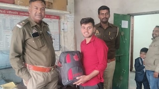 बांदा के ऑटो ड्राइवर आर्यन को मिला चांदी के गहनों और कीमती सामान से भरा बैग, नीयत बिगाड़ने की बजाय उसने किया ये काम UP Tak