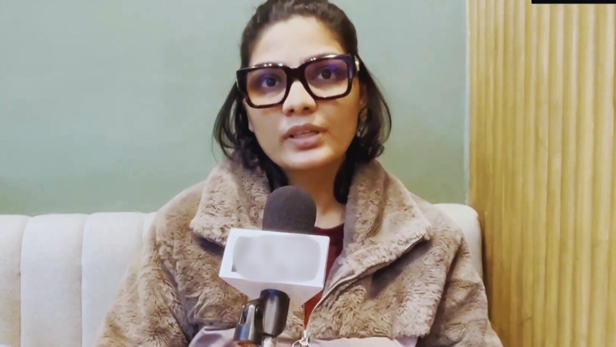 नेहा सिंह राठौर के फरार होने का क्लेम वायरल! पर ये तो कैमरे पर आईं और बोलीं चलिए मेरे साथ गोल्फ सिटी में मेरा घर देख लीजिए Neha Rathore