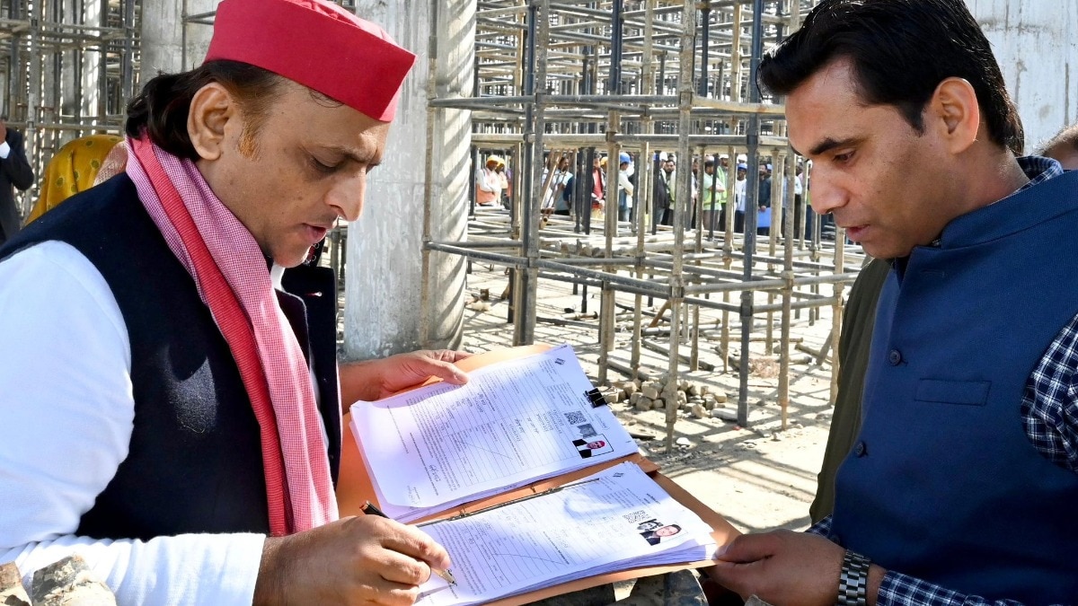 अपना SIR फॉर्म भरते सपा चीफ अखिलेश यादव