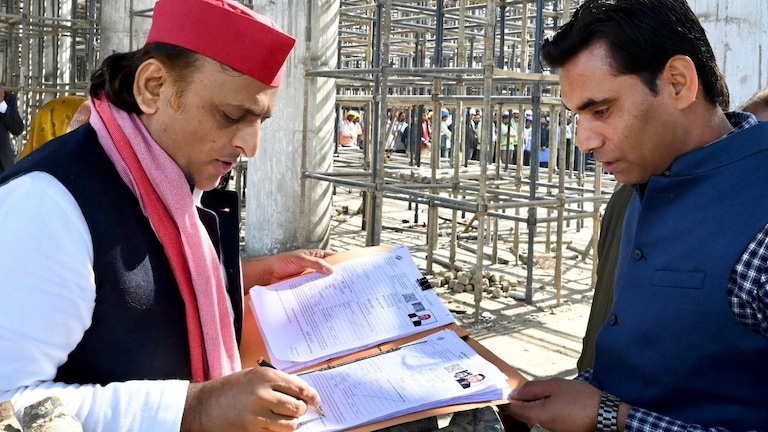 सपा चीफ अखिलेश यादव ने भरा अपना SIR फॉर्म और दे दिया ये संदेश अपना SIR फॉर्म भरते सपा चीफ अखिलेश यादव