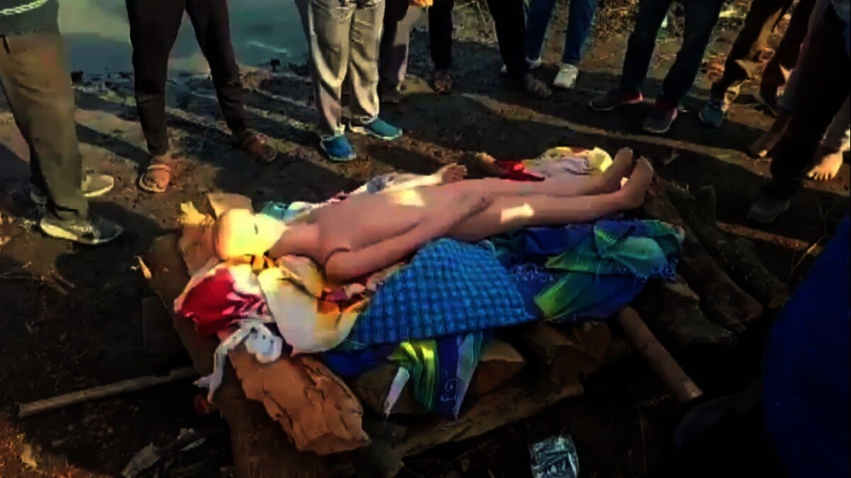 Hapur, Hapur news, Hapur viral news, up news, Hapur incident, dummy cremation, Garhmukteshwar news, Brijghat case, two arrested, two absconding, Haryana car recovery, police investigation, fraud suspicion, plastic dummy