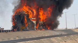 दिल्ली से बनारस जा रही स्लीपर बस में लगी आग, बस में बैठे 40 यात्रियों के साथ क्या हुआ? UP Tak