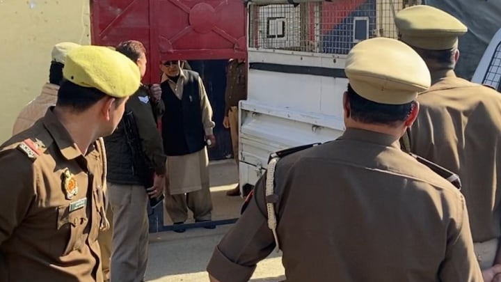 सात साल पुराने इस केस में आजम खान को मिली राहत, सुनवाई से पहले बंदी वाहन में बैठने से कर दिया था इनकार Azam Khan