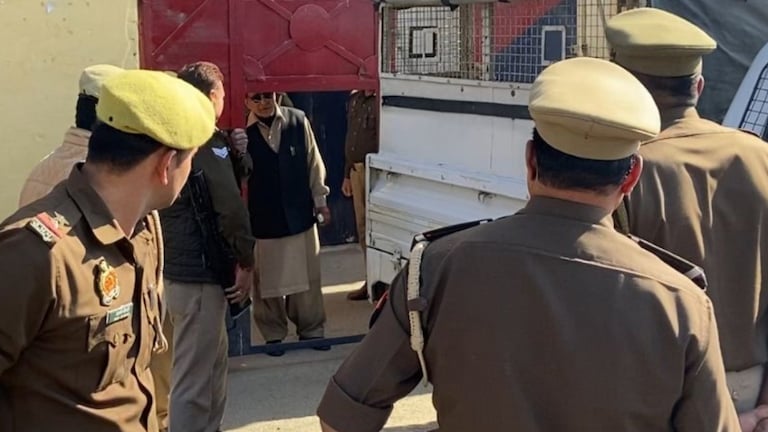 सात साल पुराने इस केस में आजम खान को मिली राहत, सुनवाई से पहले बंदी वाहन में बैठने से कर दिया था इनकार Azam Khan