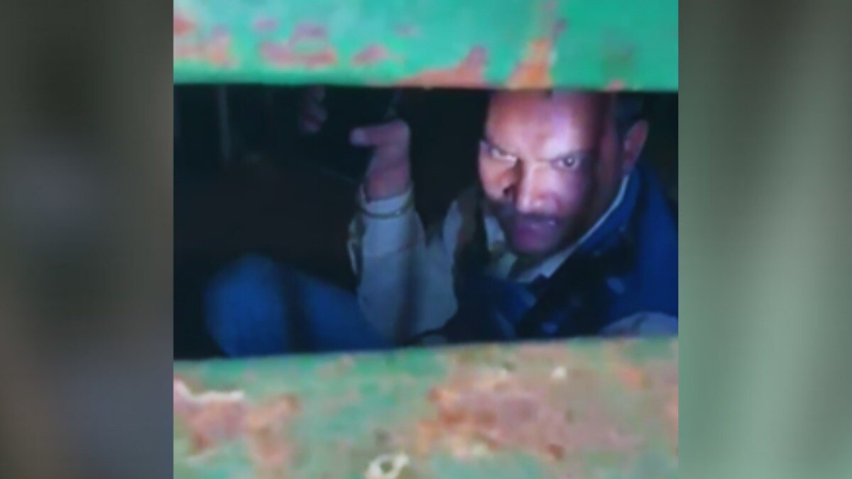 Pradeep get trapped in cage