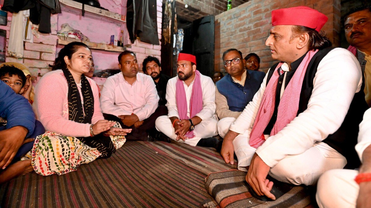 शादी से एक दिन पहले जान देने वाले दलित BLO सुधीर कोरी के घर रात में पहुंच गए अखिलेश यादव! फिर हुआ ये Akhilesh yadav meet BLO sudhir family