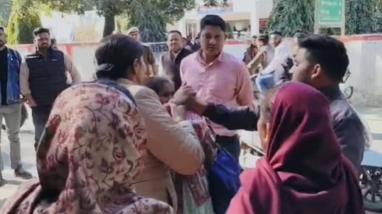 सहारनपुर में महिला थाने के बाहर सास ने दामाद को एक के बाद एक जड़े कई थप्पड़, वीडियो हुआ वायरल UP Tak