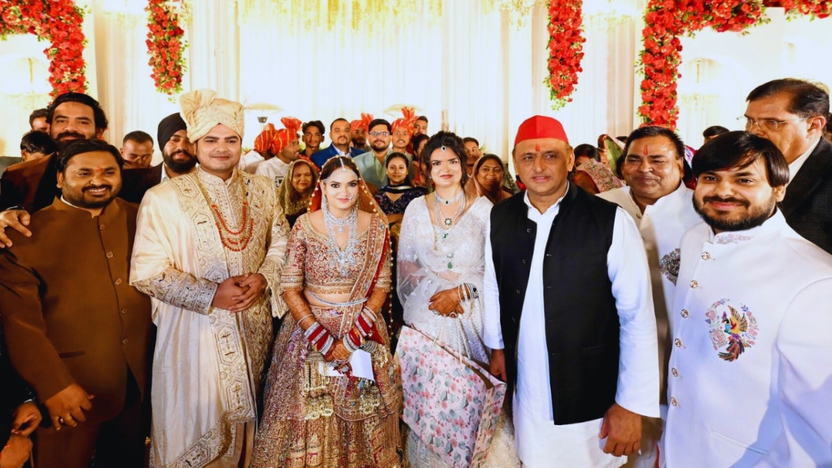 सपा की इस बागी विधायक के घर पहुंचे अखिलेश यादव, सोशल मीडिया पर वायरल इस तस्वीर की क्या है इनसाइड स्टोरी Akhilesh yadav attend marriage