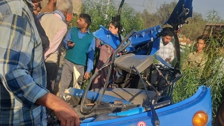 दिल्ली-लखनऊ हाईवे पर हुआ भीषण सड़क हादसा, ऑटो और रोडवेज बस की टक्कर में एक ही परिवार के 5 लोगों की हुई मौत UP Tak