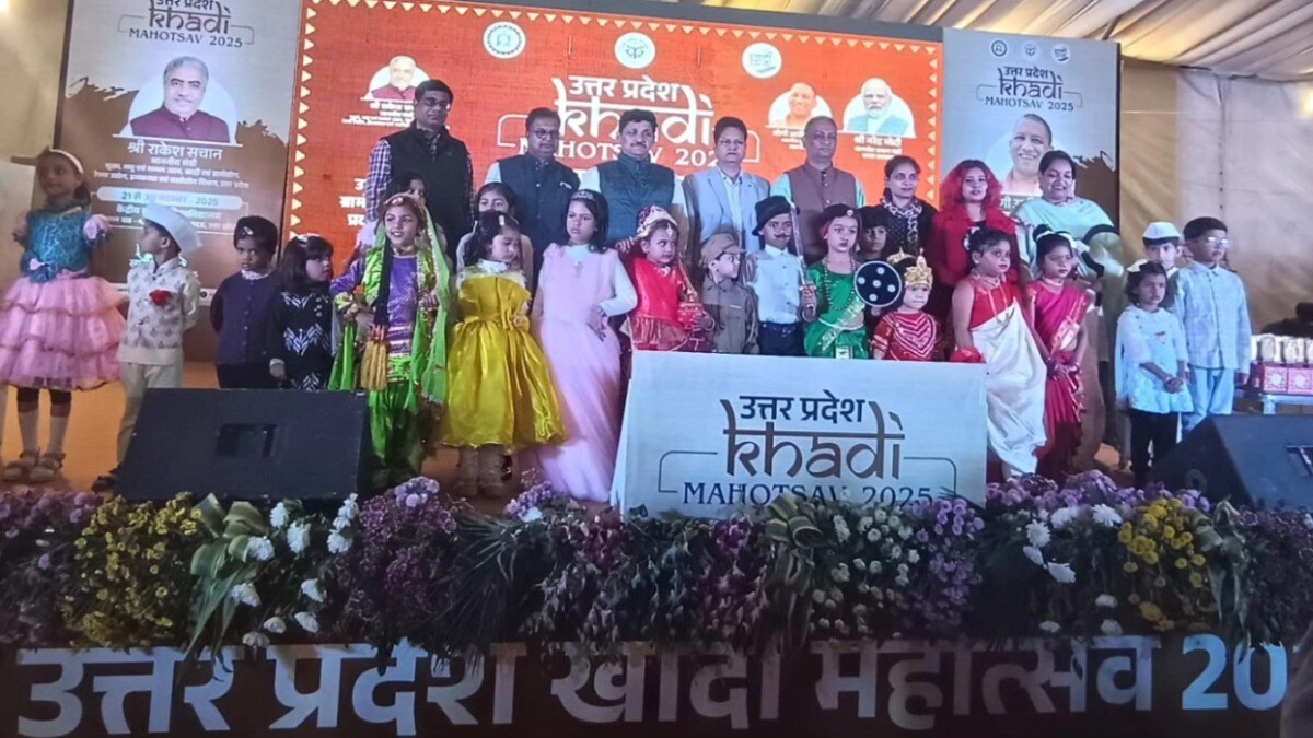 खादी महोत्सव में 3.20 करोड़ की रिकॉर्ड बिक्री, हिट हो गई 'धागे से धरोहर तक' वाली थीम Khadi Mahotsav 2025 Lucknow